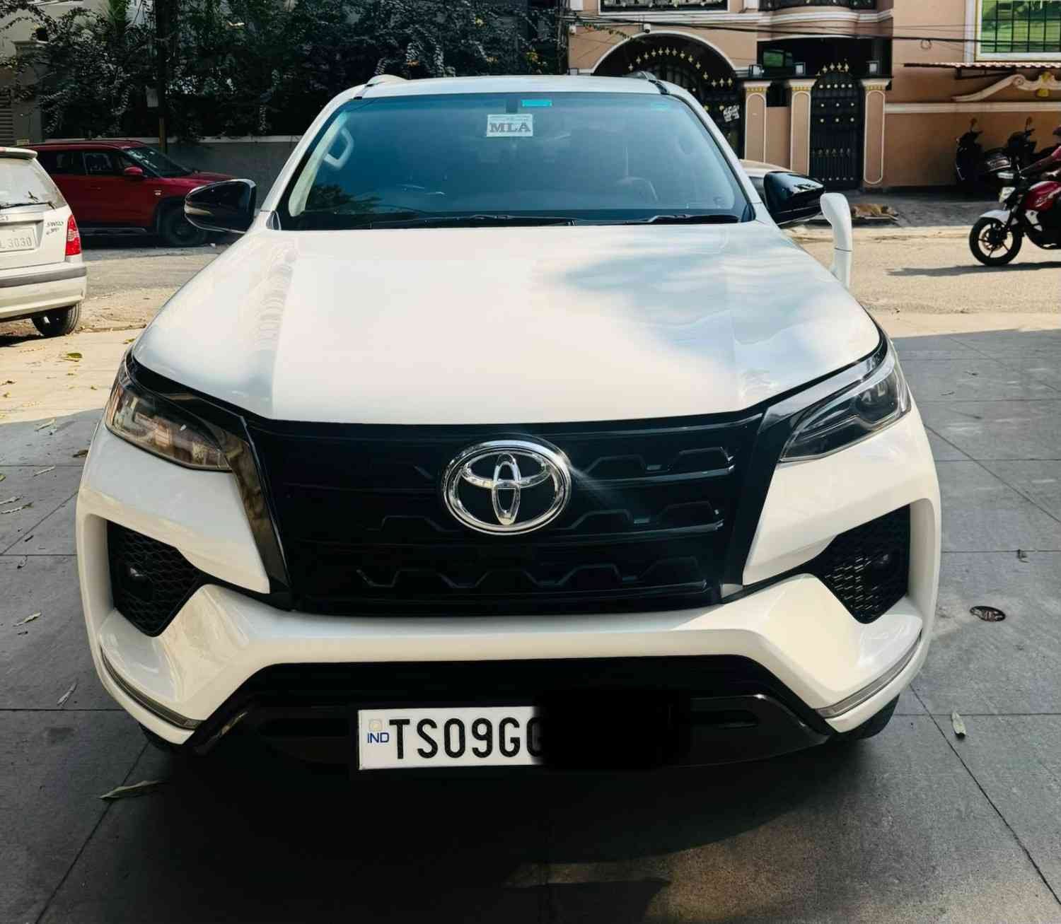 Toyota Fortuner 4x4 - Image 2